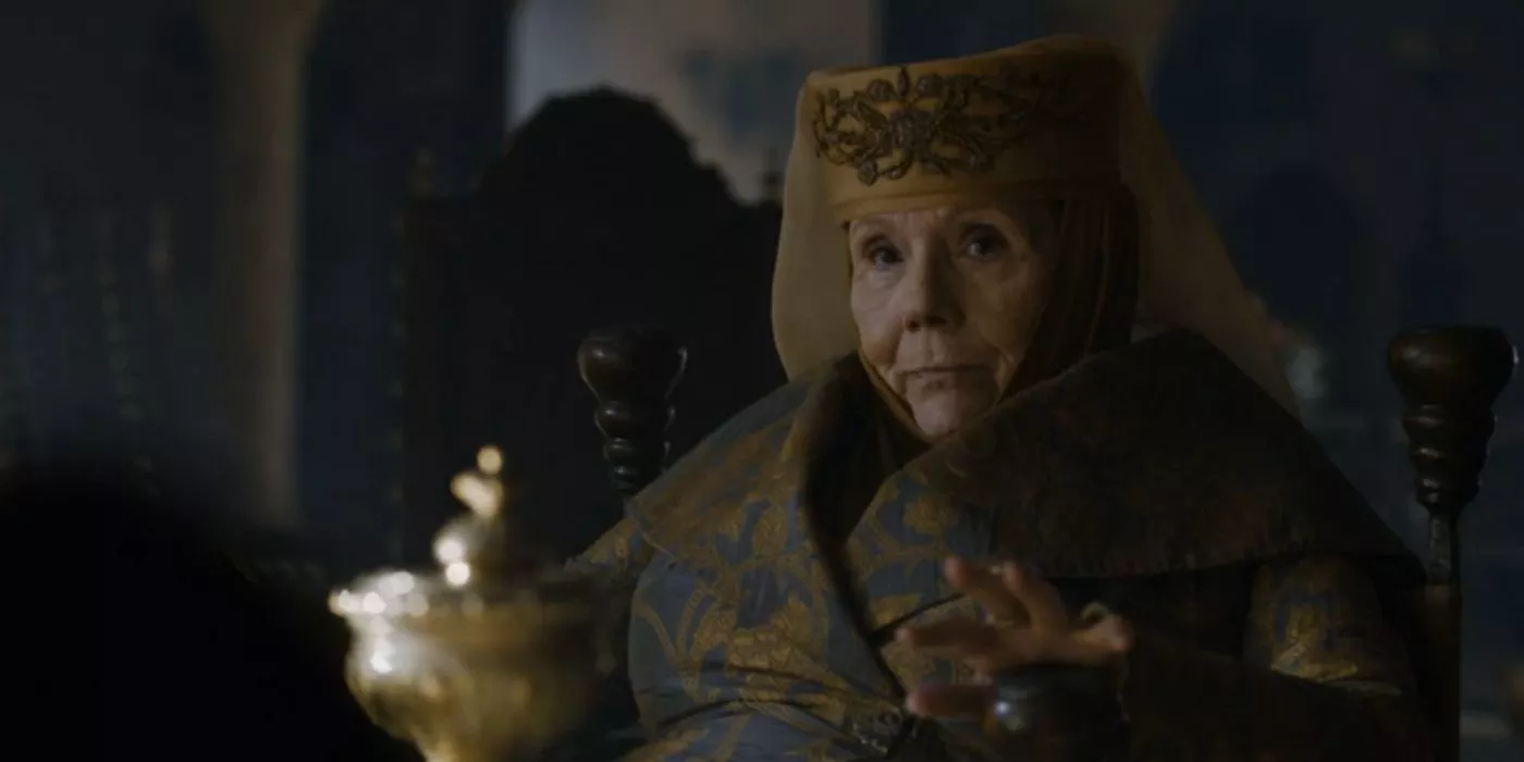 Olenna Tyrell sentada en una silla frente a Cersei Lannister en el episodio de Game of Thrones 