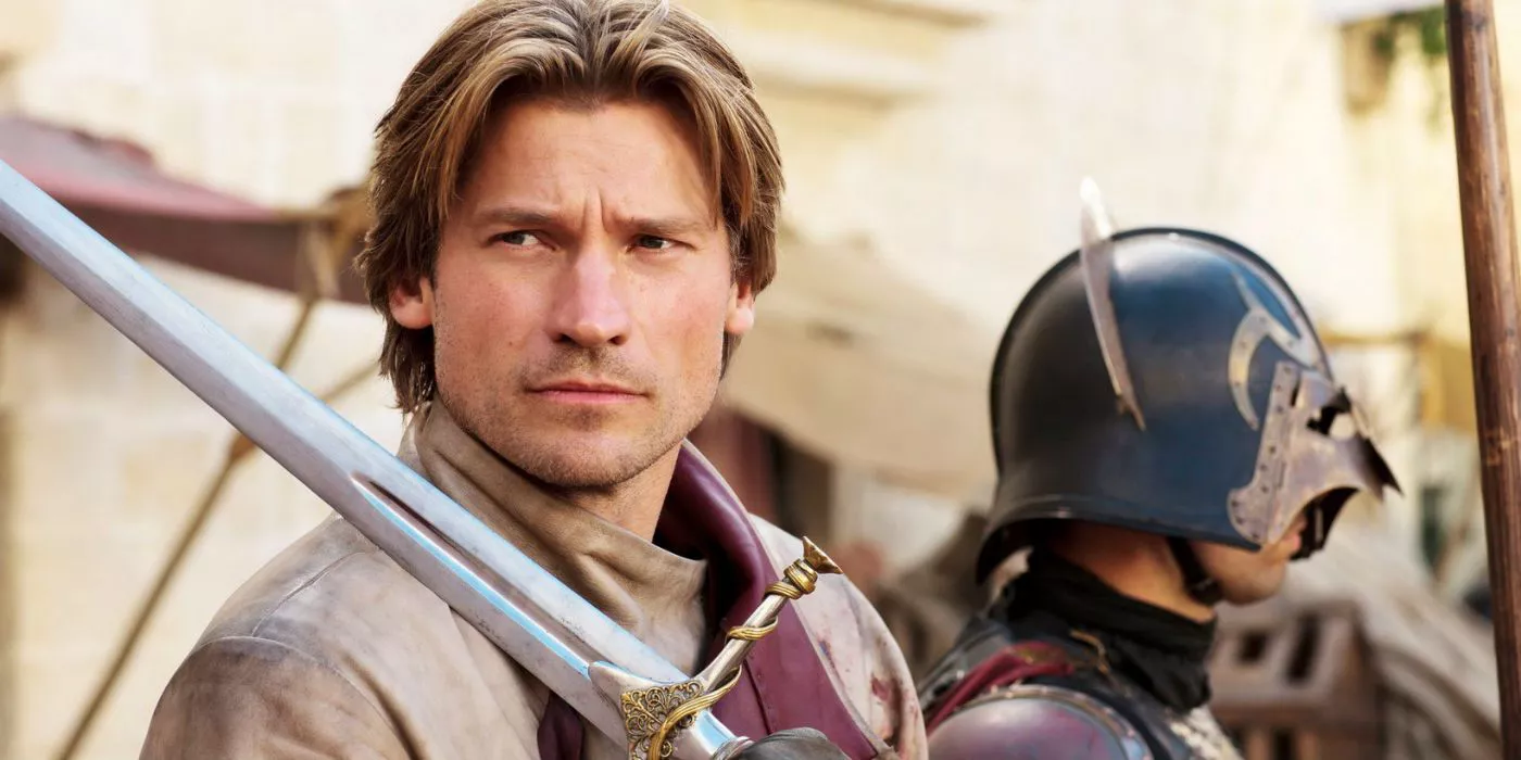 Jaime Lannister mira hacia un lado con su espada descansando sobre su hombro derecho en la primera temporada de Game of Thrones