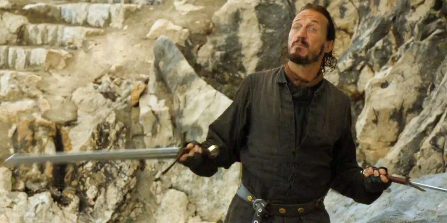 Bronn burlándose mientras sostiene dos espadas en Game Of Thrones