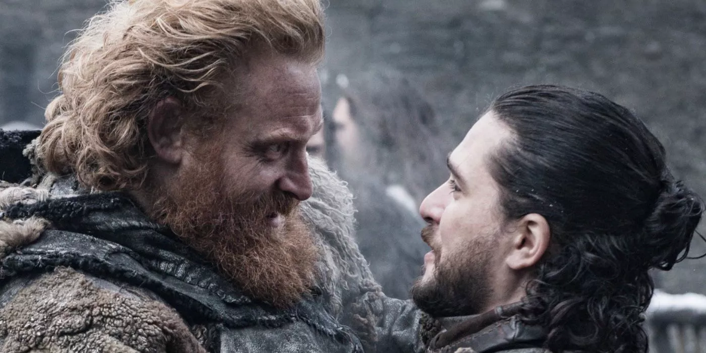 Tormund Giantsbane y Jon Snow abrazándose en Game of Thrones