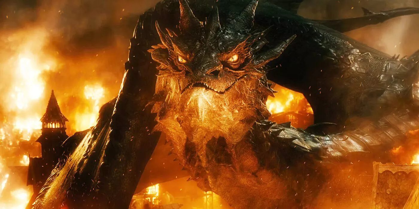 Smaug amenaza con quemar la ciudad en El Hobbit: Batalla de los Cinco Ejércitos.