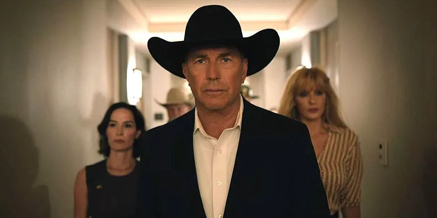 La temporada 5 de Yellowstone: Kevin Costner como John Dutton caminando decididamente por un pasillo