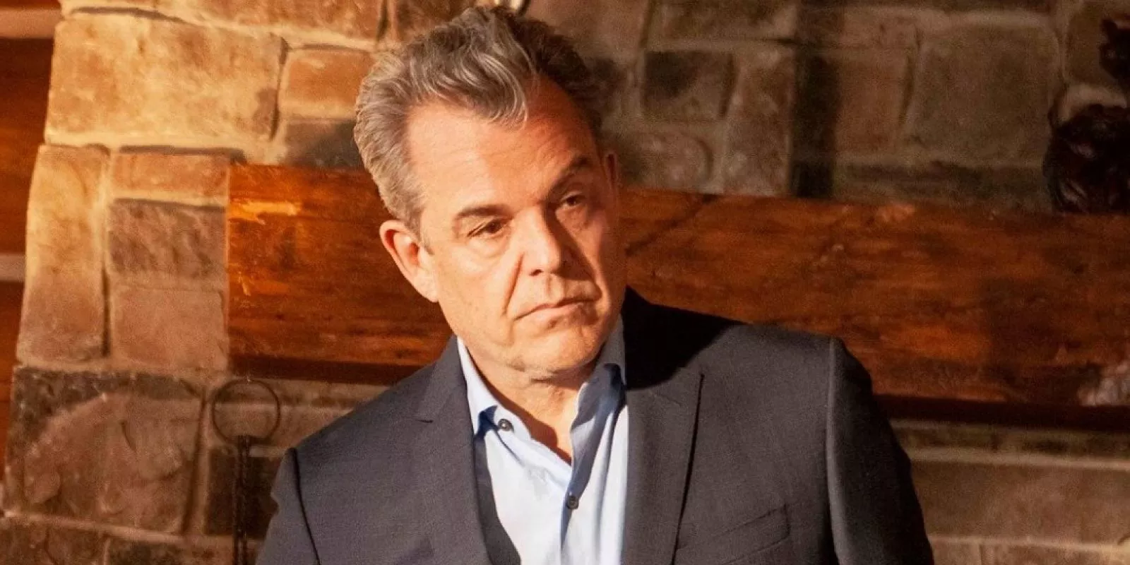 Danny Huston es Dan Jenkins en un traje en Yellowstone