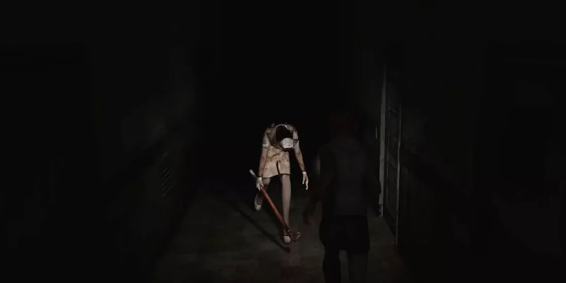 Una enfermera empuñando una tubería corre hacia Heather en un pasillo del Hospital Brookhaven en Silent Hill 3