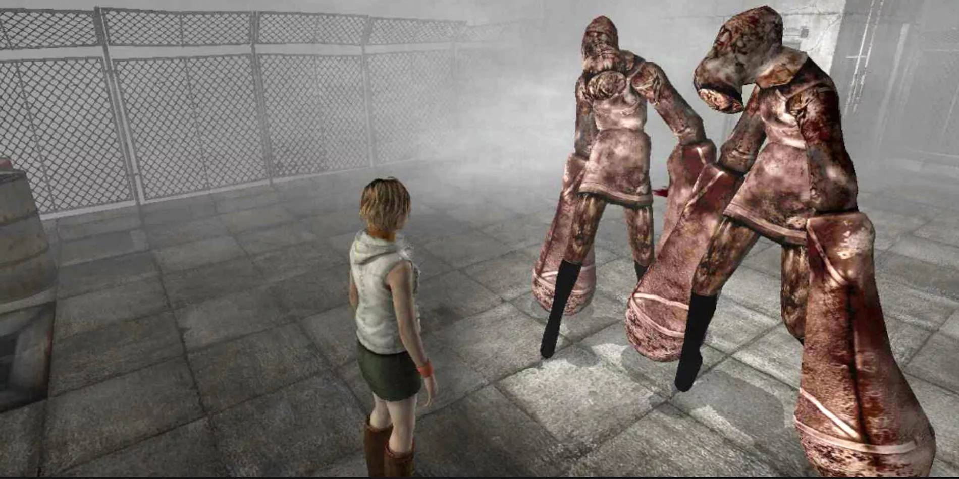 Un dúo de Cerradores avanza hacia Heather Mason en Silent Hill 3.