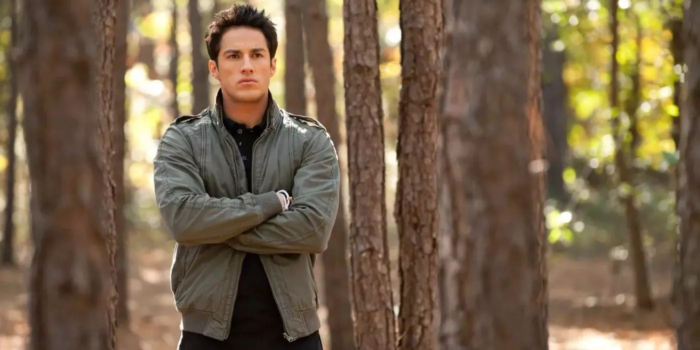 Tyler Lockwood de brazos cruzados en el bosque