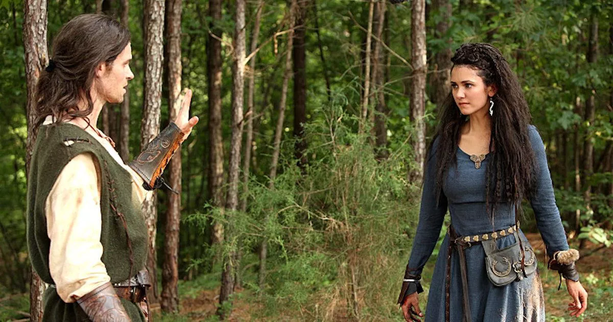 Tatia y Elijah en el bosque en The Vampire Diaries.