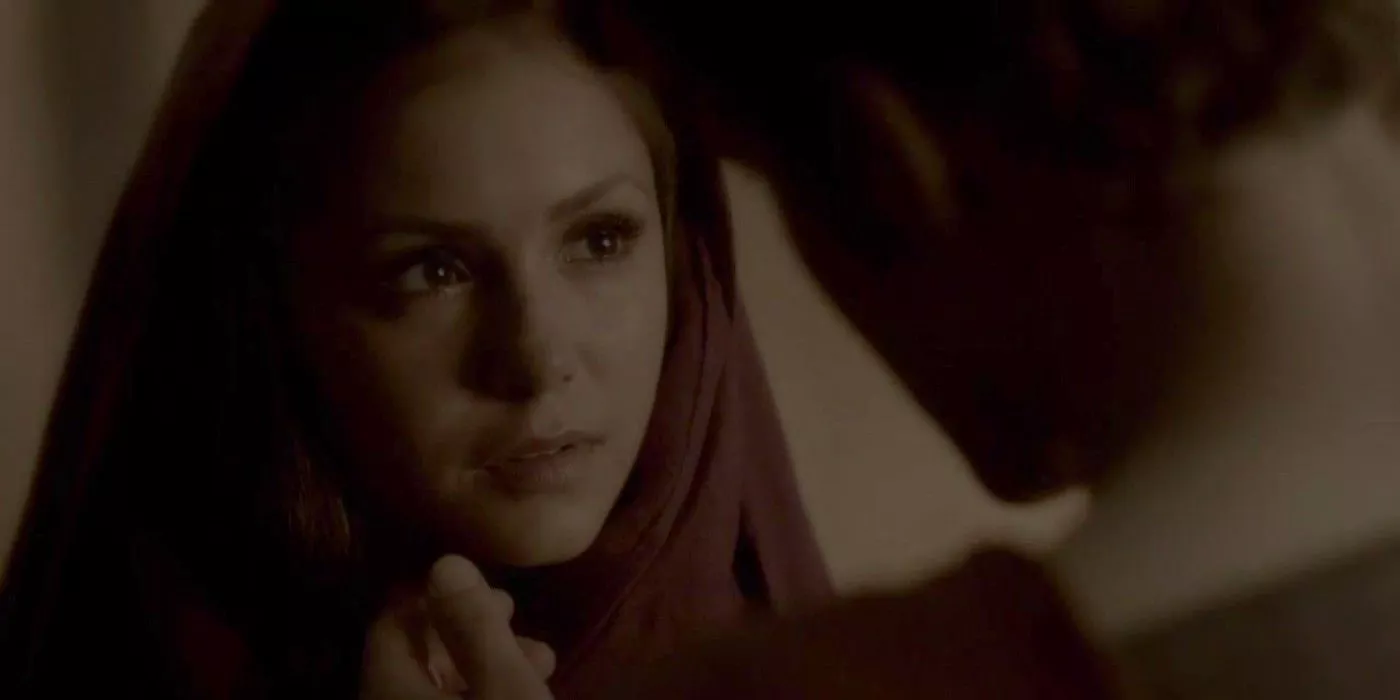 Silas toca la barbilla de Amara en The Vampire Diaries.