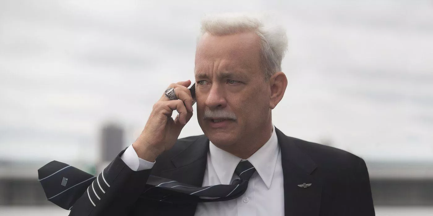 Tom Hanks como Sully hablando sobre lo que sucedió en su vuelo más reciente en Sully.