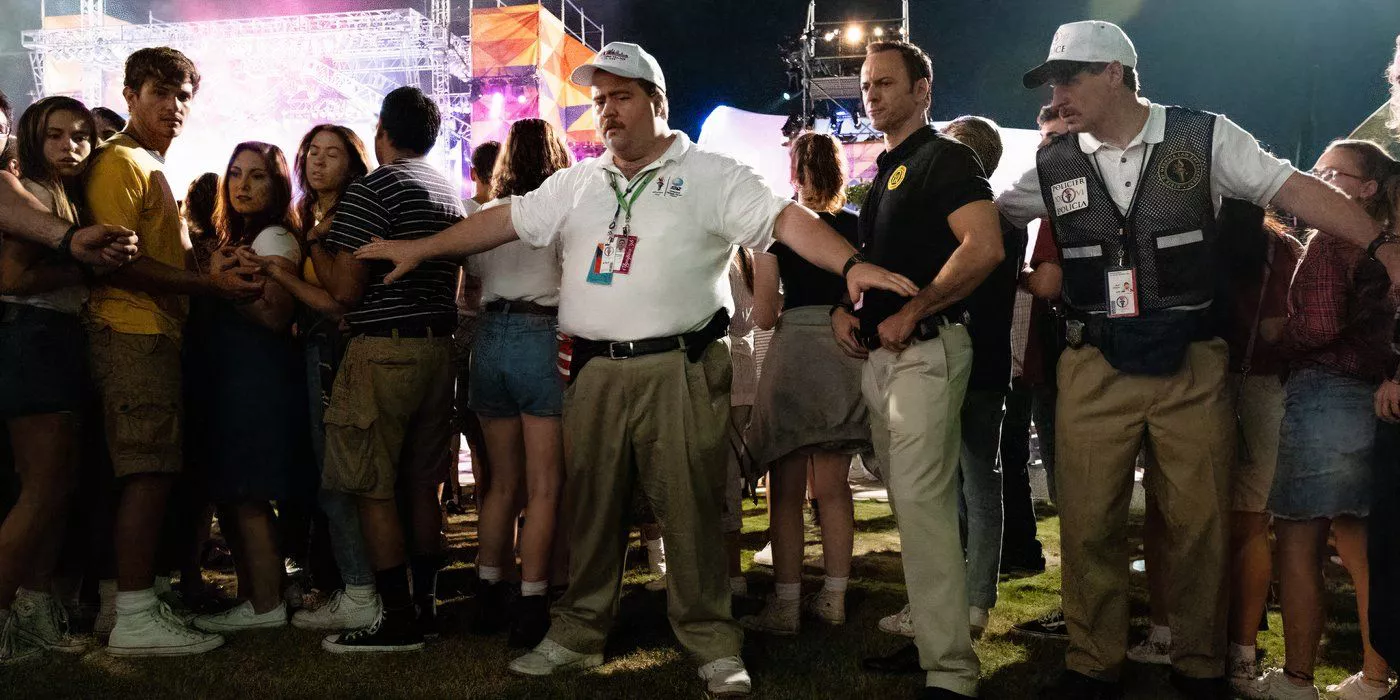 Richard Jewell descubre algo fuera de lugar en los Juegos Olímpicos de verano trabajando como guardia de seguridad en Richard Jewell.