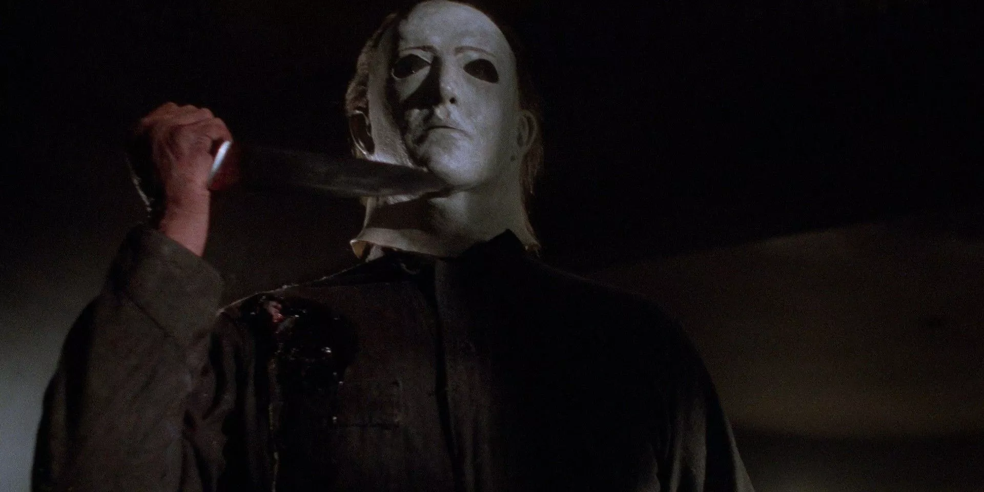 Michael Myers sosteniendo un cuchillo en Halloween 5