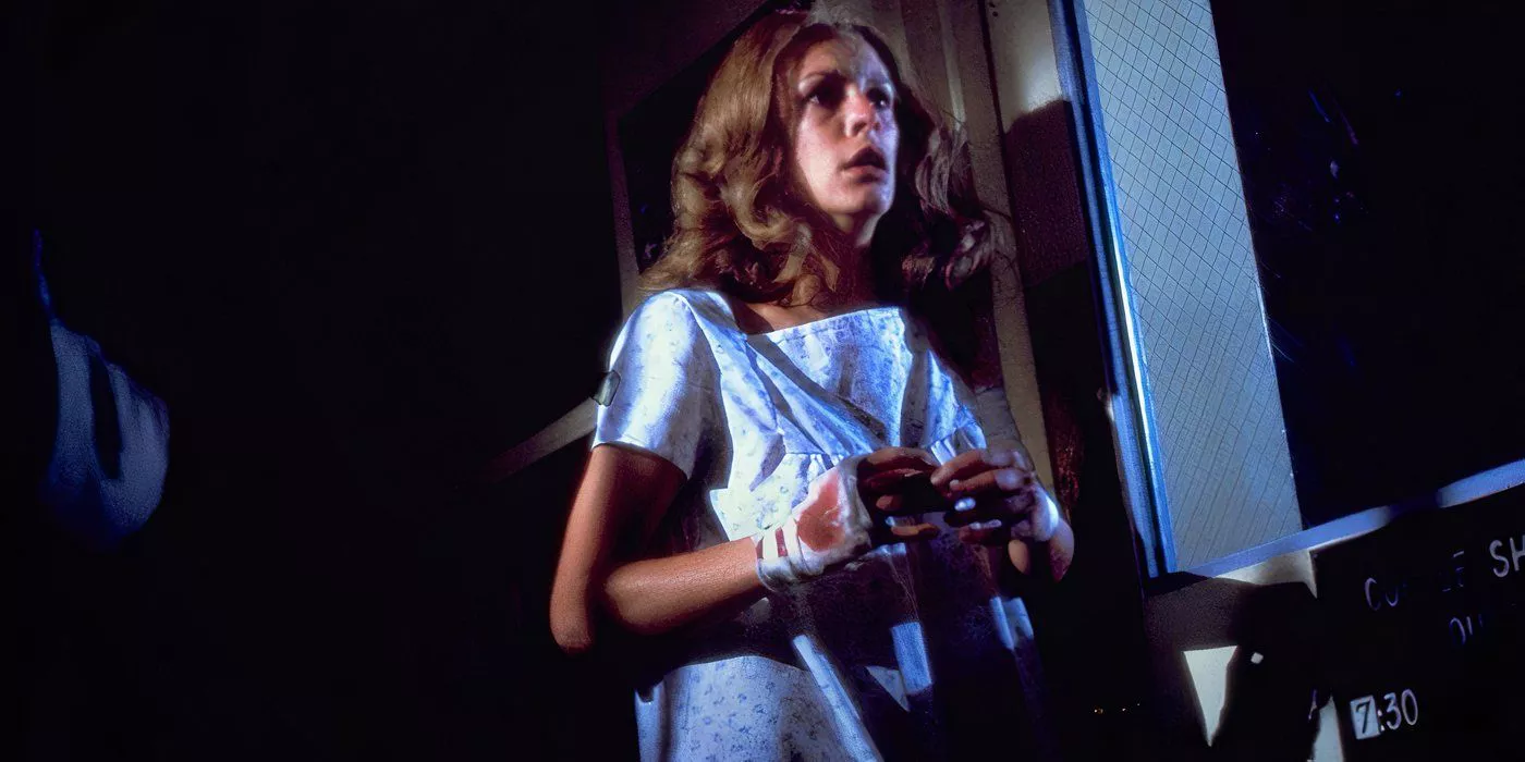 Laurie Strode lleva una bata de hospital y tiene miedo en Halloween II