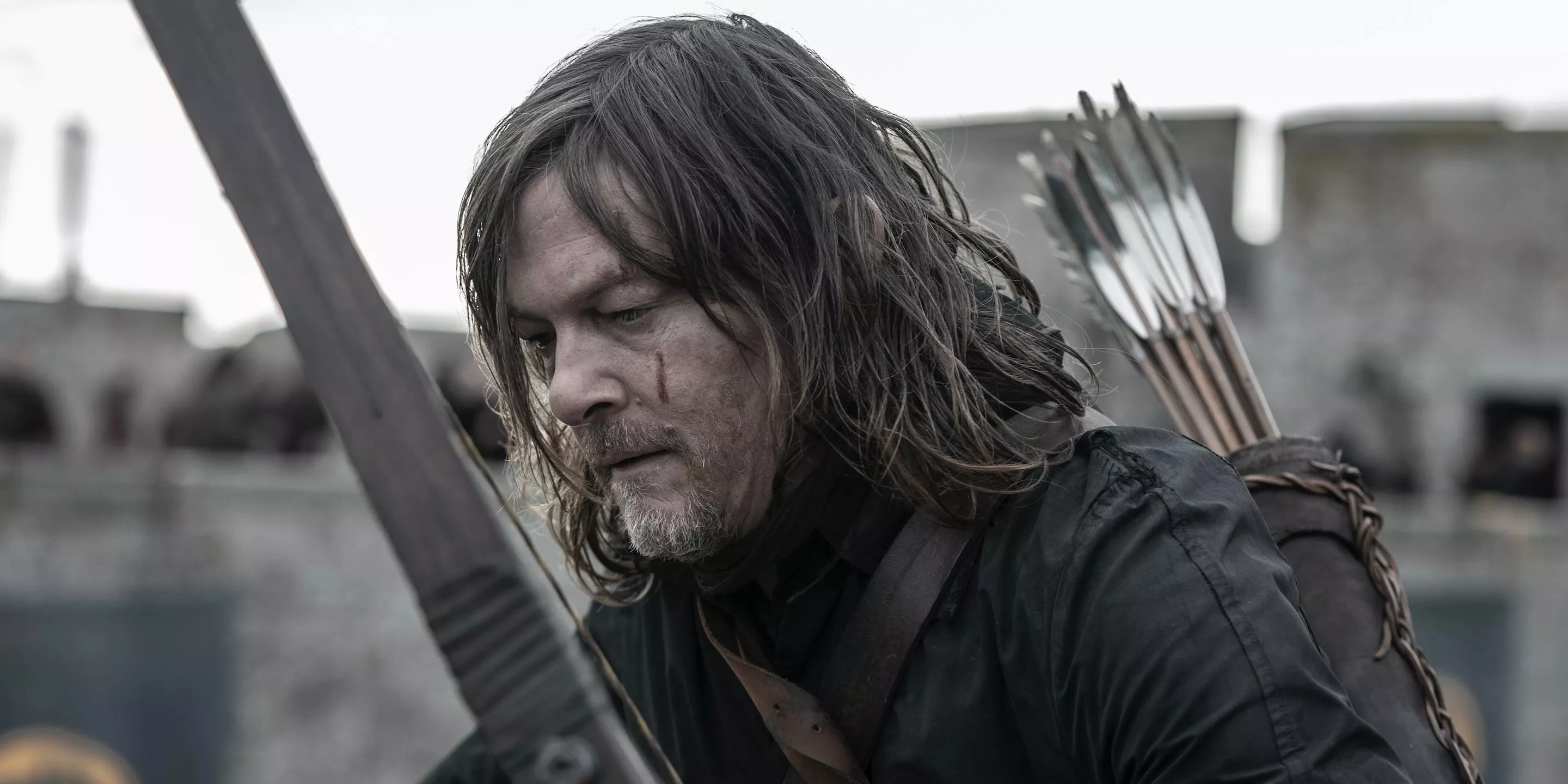 Daryl Dixon (Norman Reedus) sosteniendo un arco y flecha en The Walking Dead: Daryl Dixon