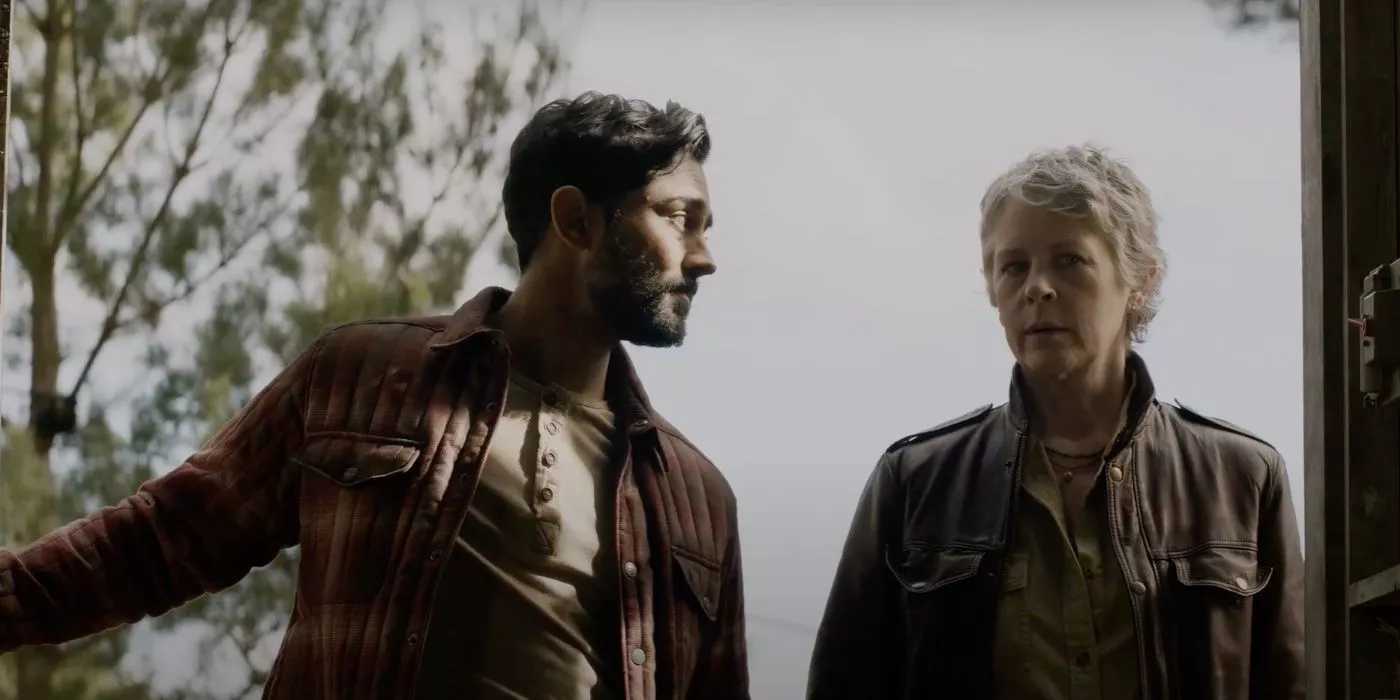 Ash (Manish Dayal) y Carol Peletier (Melissa McBride) en The Walking Dead: Daryl Dixon