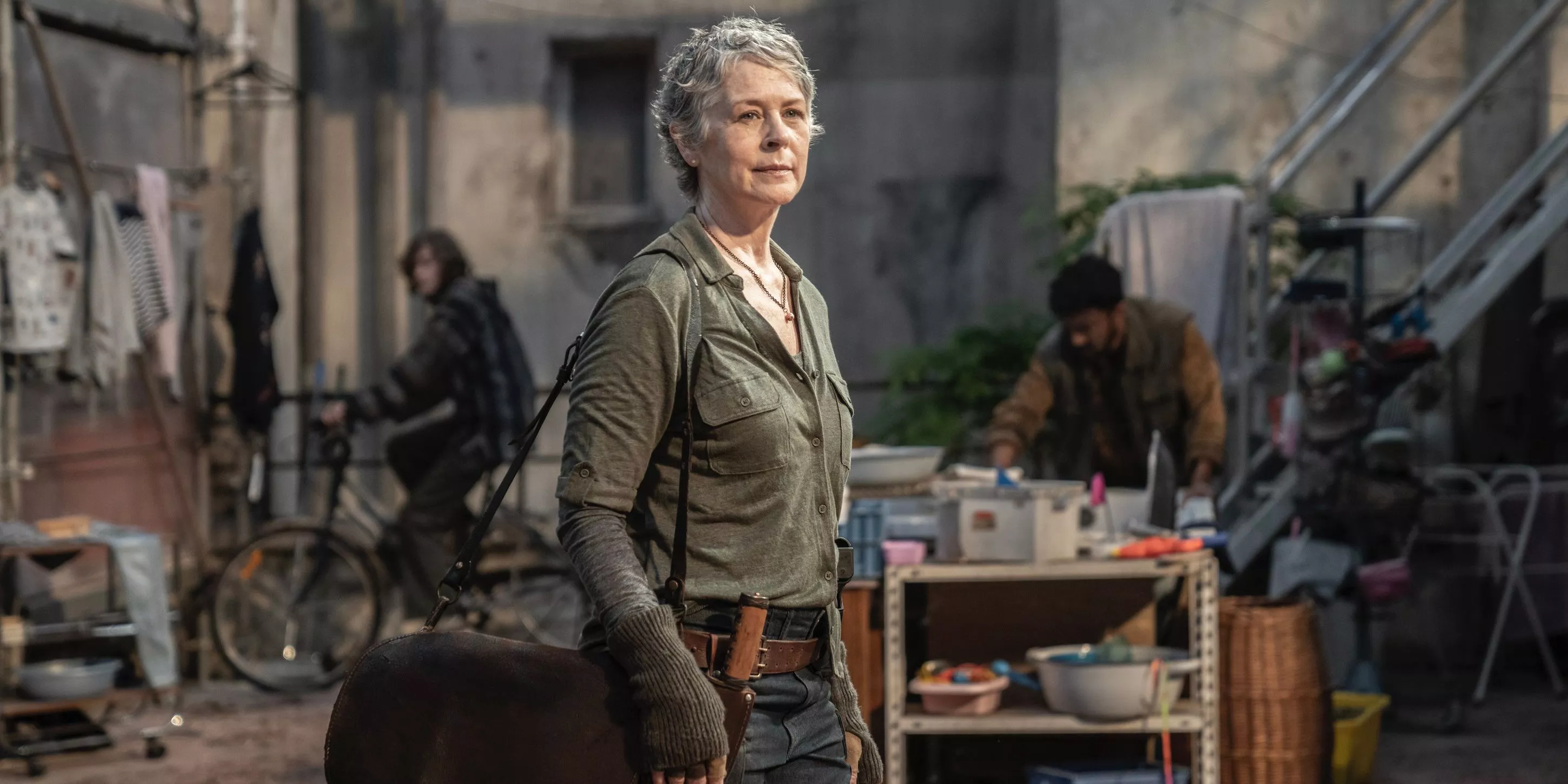 Carol Peletier, interpretada por Melissa McBride, en la comunidad de azotea en The Walking Dead: Daryl Dixon