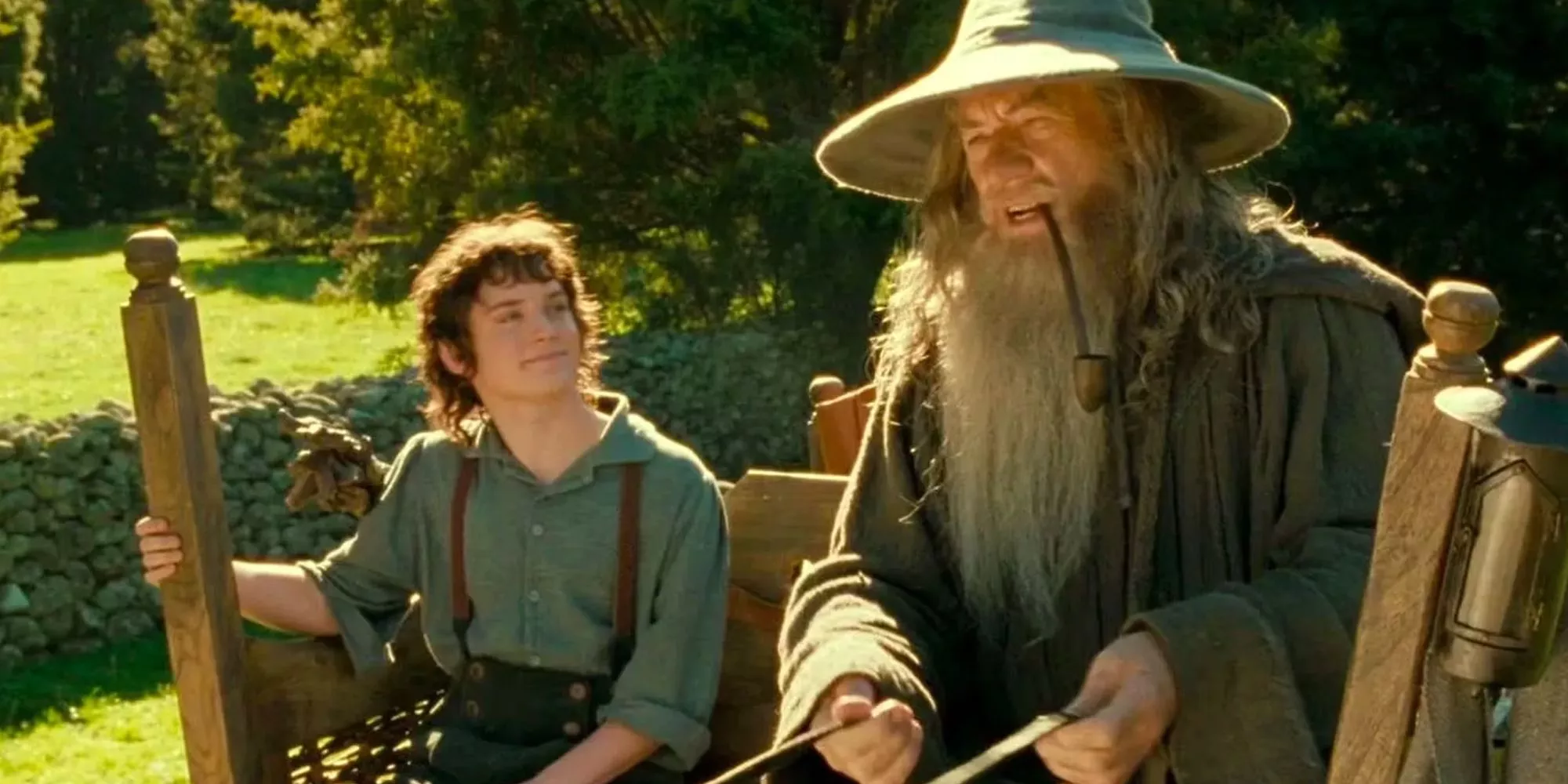 Frodo y Gandalf montando por la Comarca mientras Gandalf fuma una pipa