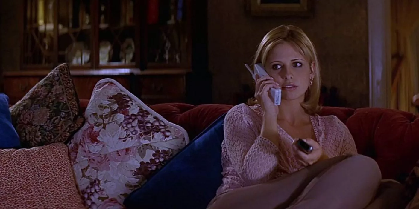 Sarah Michelle Gellar as Cici Palmer from Scream 2 is talking to Ghostface on the phone.