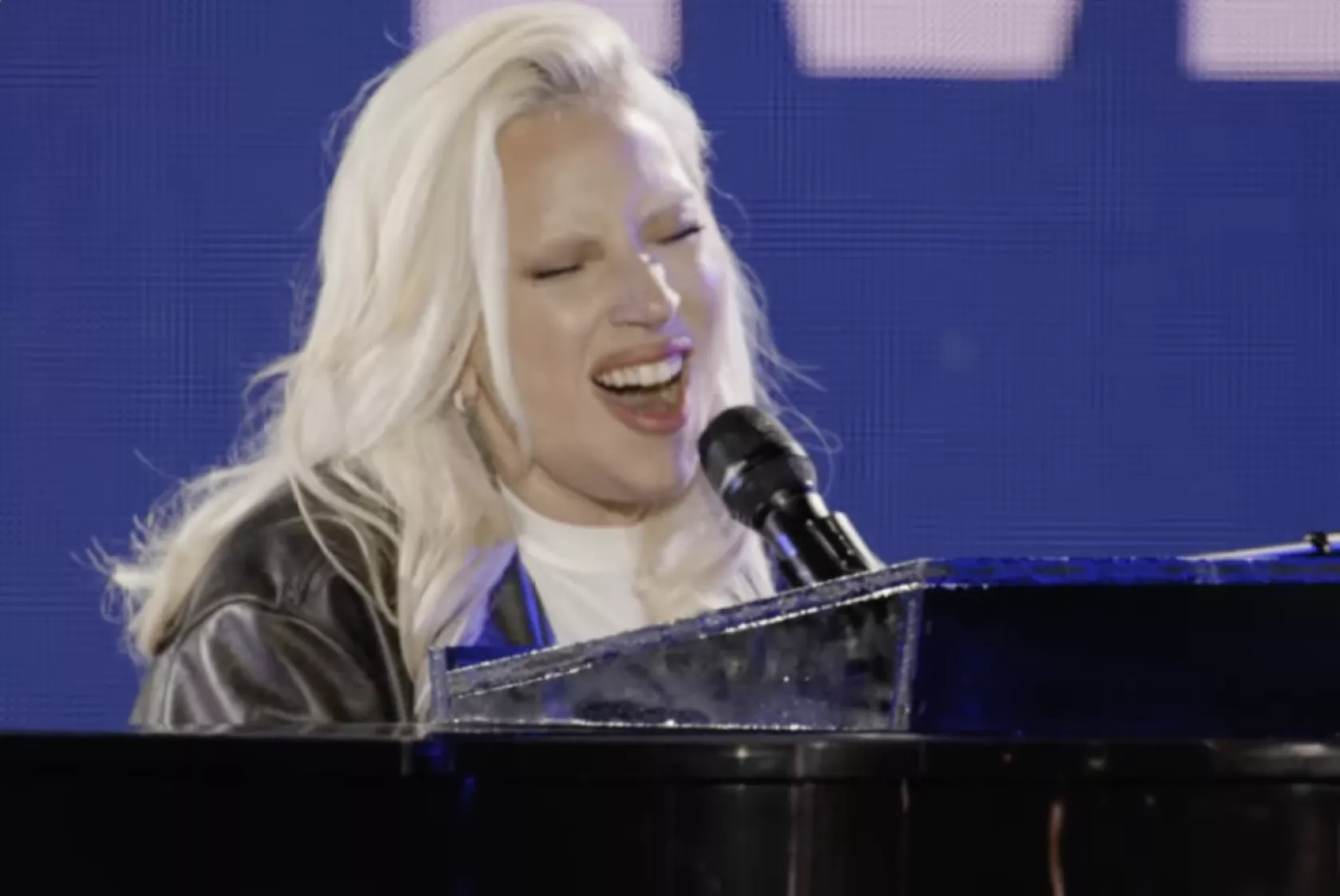 Lady Gaga canta 'God Bless America' y Oprah Winfrey aboga por 'votar por la sanación sobre el odio' para cerrar el último mitin de campaña de Kamala Harris