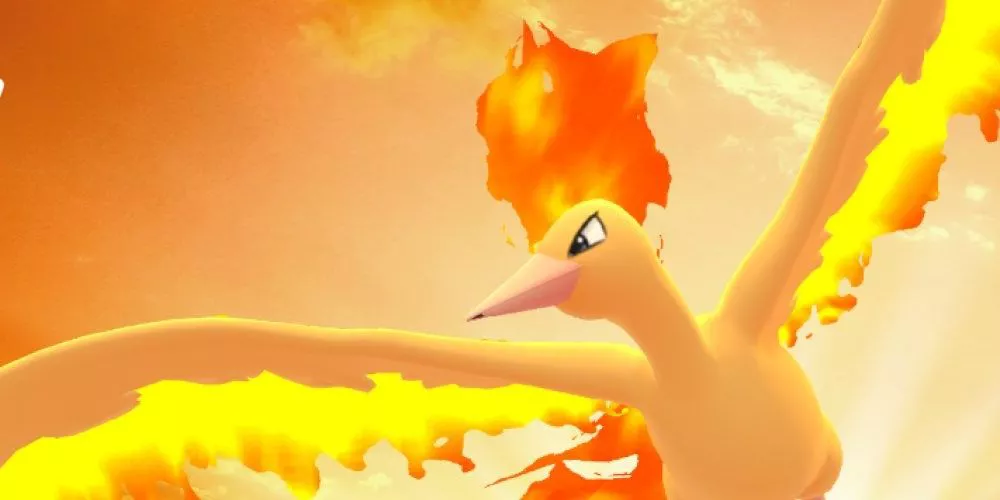 Moltres volando a través del cielo en un fondo naranja en el arte clave de Pokémon GO.