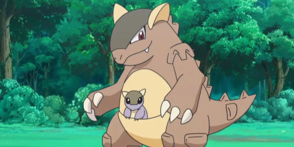 El Pokémon Kangaskhan sonriendo con su bebé en su bolsa.