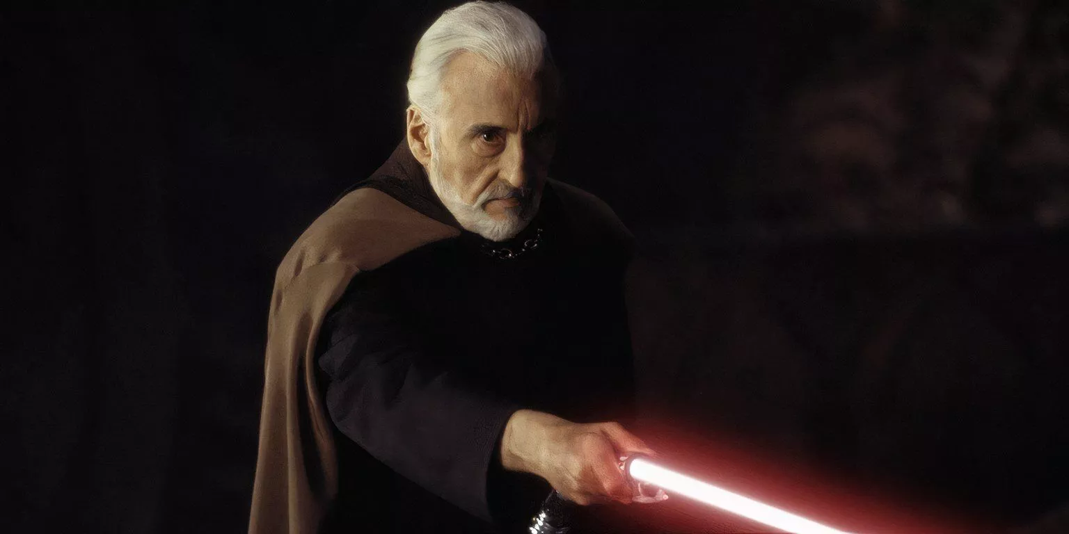 El Conde Dooku (Christopher Lee) sostiene un sable de luz rojo en Ataque de los Clones