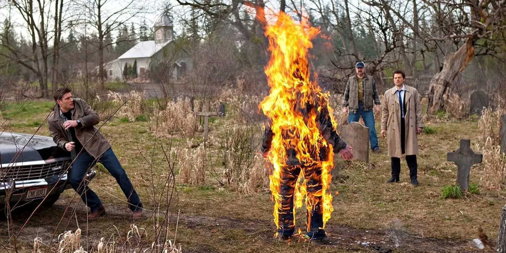 Castiel lanza un cóctel molotov de aceite sagrado