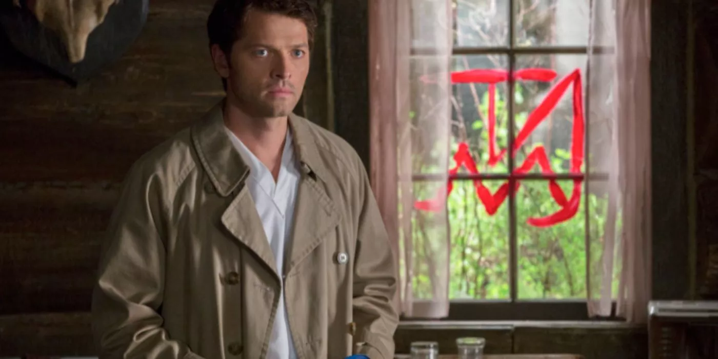 Castiel en Supernatural con una expresión seria