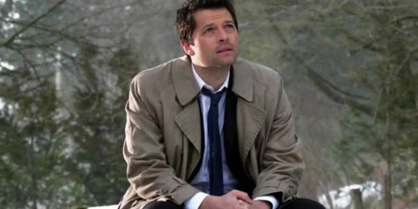 Castiel en la Temporada 6 de Supernatural sentado con una expresión pensativa