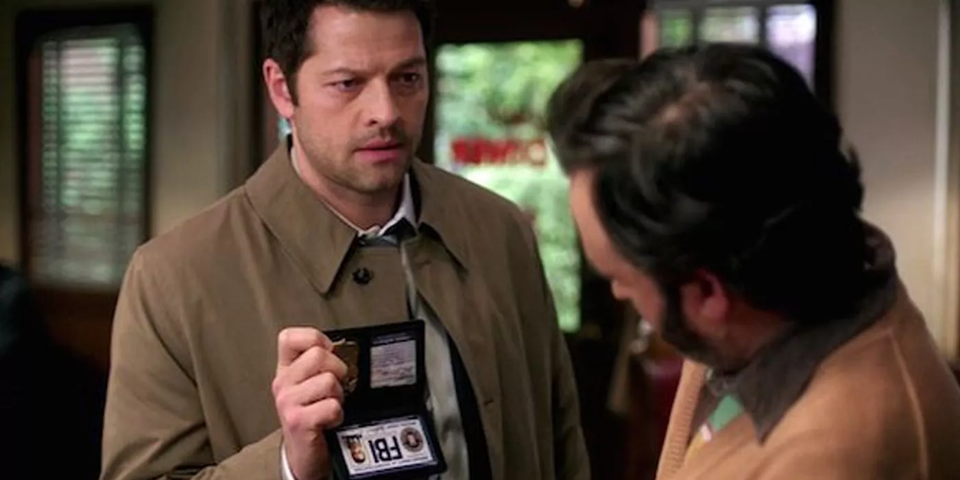 Castiel muestra su placa del FBI al revés en Supernatural