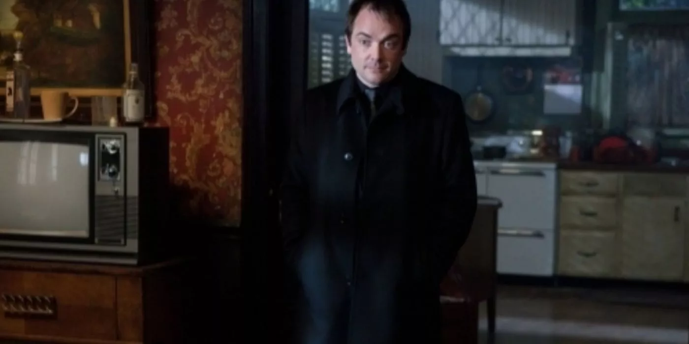 Crowley en la casa de Bobby en Supernatural