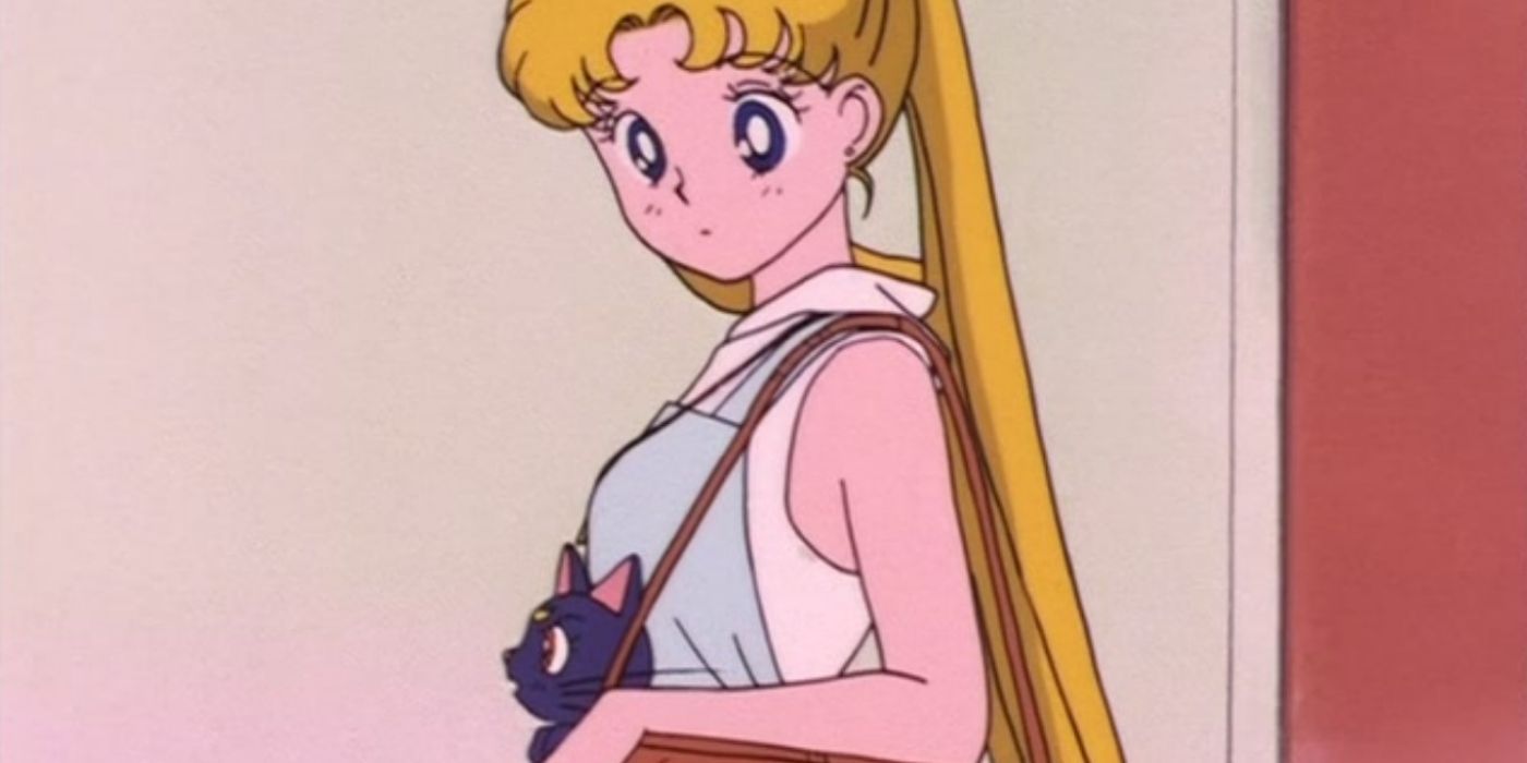 Sailor Moon, Usagi, llevando a Luna con ella en una misión de Sailor Guardian en Sailor Moon.