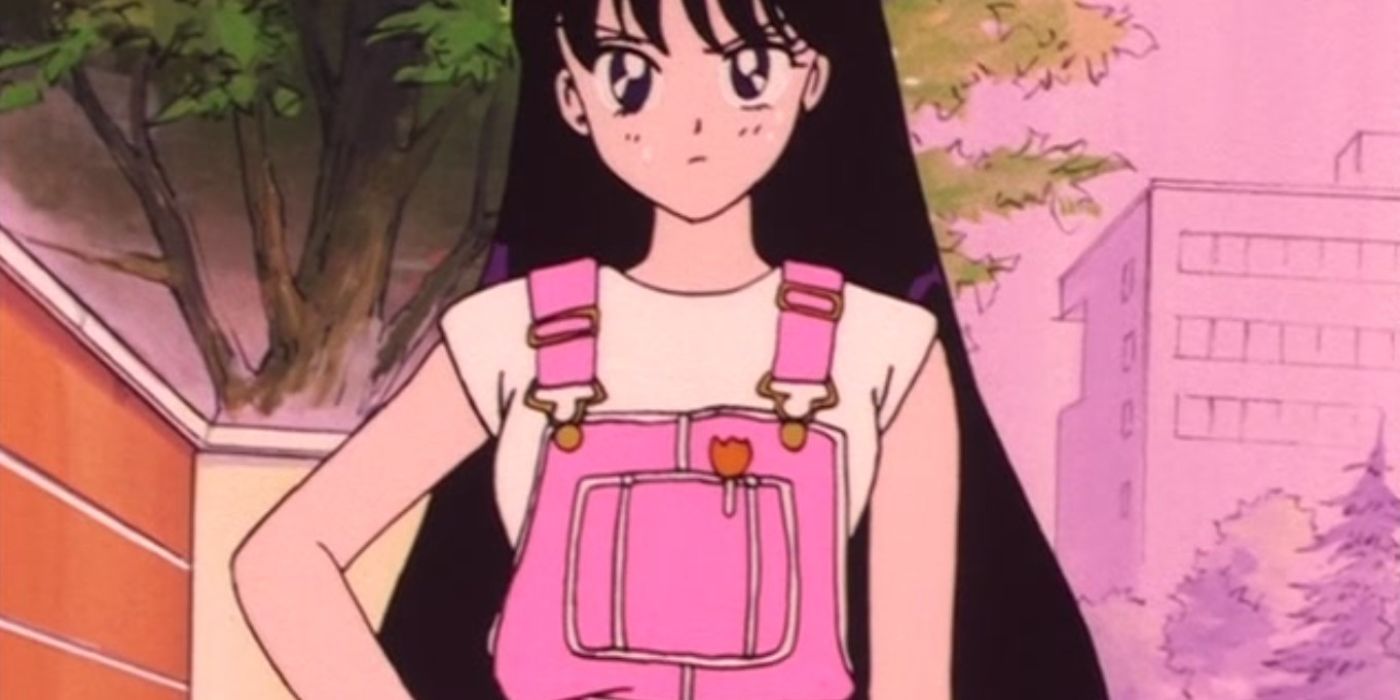 Rei Hino, Sailor Mars, en overoles rosas en Sailor Moon.