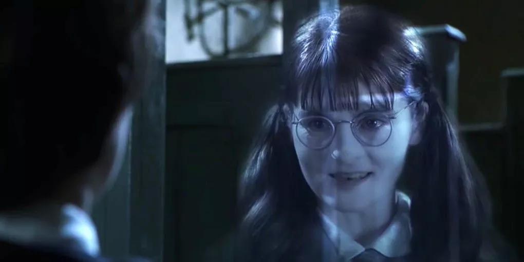 Myrtle la Llorona hablando con Harry Potter en su baño