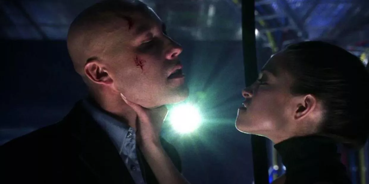 Lana chokes Lex in Smallville.