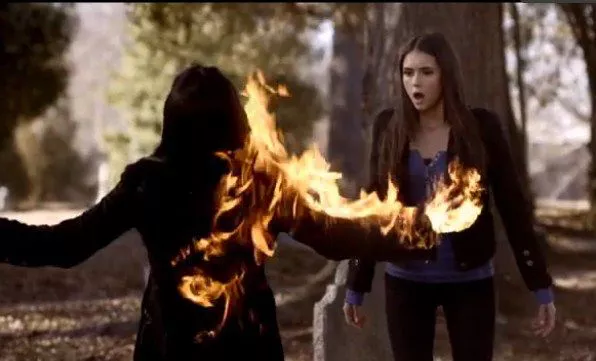 Isobel Flemming estalla en llamas en The Vampire Diaries en la Temporada 2, Episodio 17 \