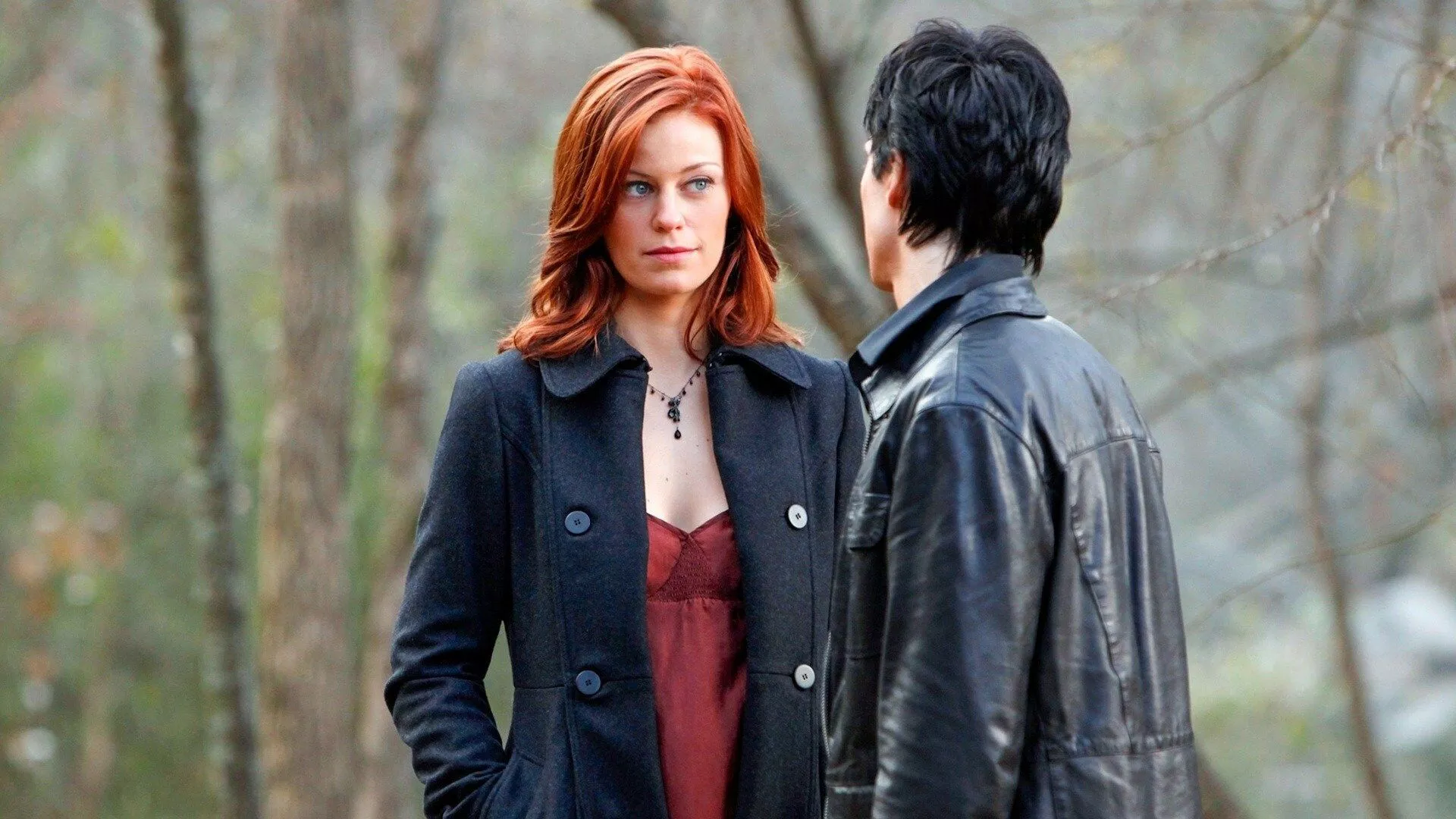 Sage habla con Damon en el bosque en Vampire Diaries