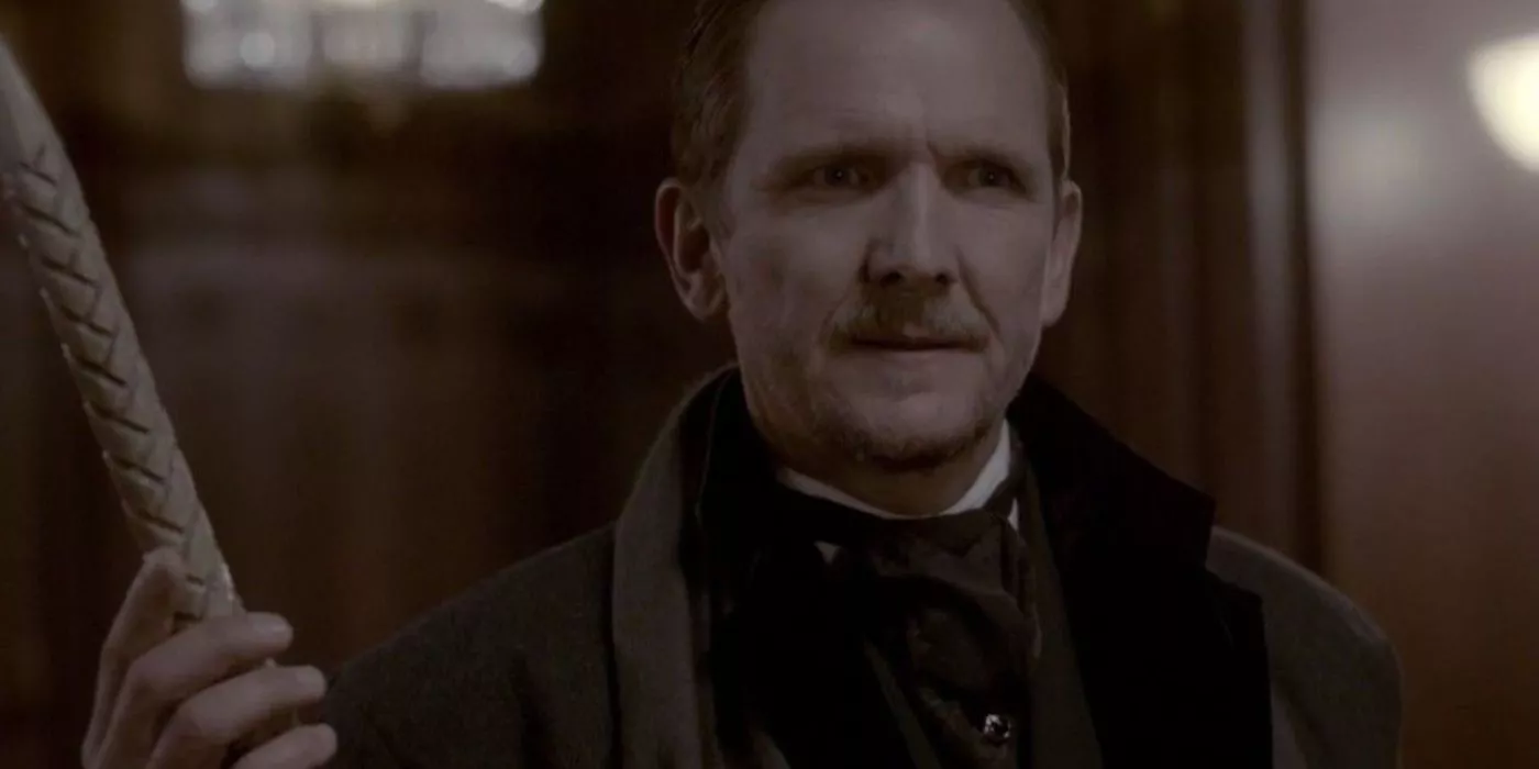 Mikael Mikaelson sostiene una estaca en The Vampire Diaries.