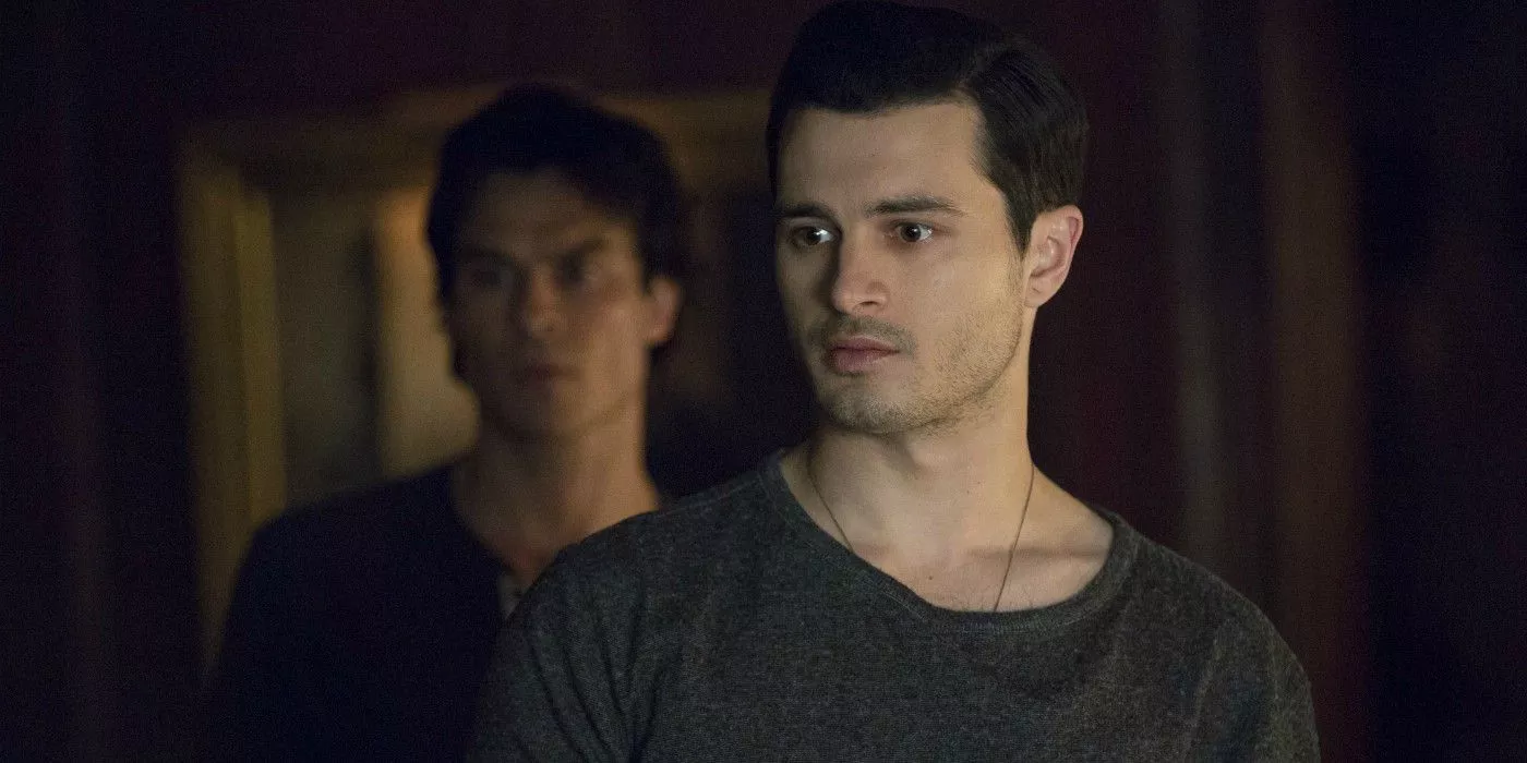 Enzo se encuentra frente a Damon en The Vampire Diaries.