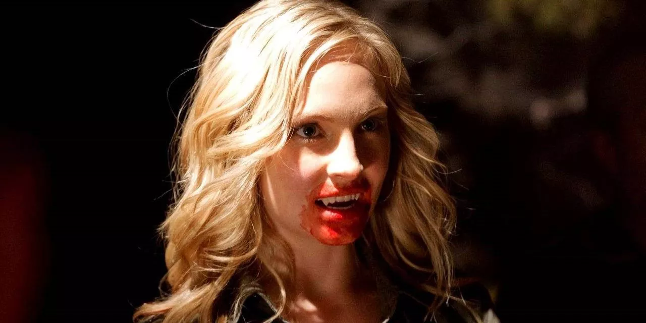 Caroline muestra su rostro de vampiro en The Vampire Diaries