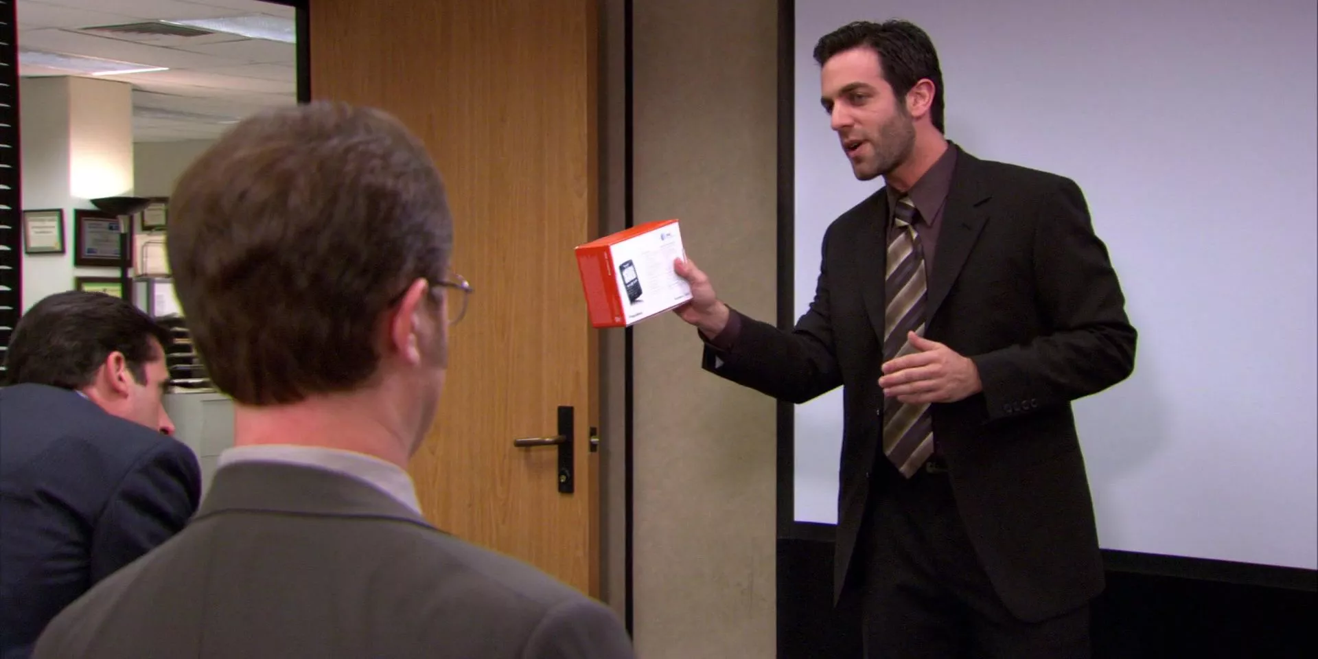 Ryan realiza una demostración como VP de Dunder Mifflin.