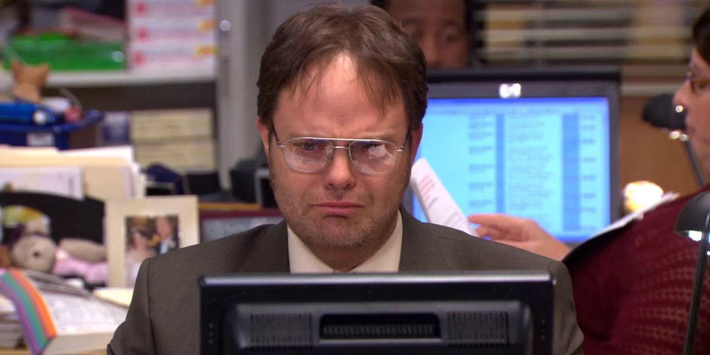 Dwight luciendo triste en su computadora desde The Office