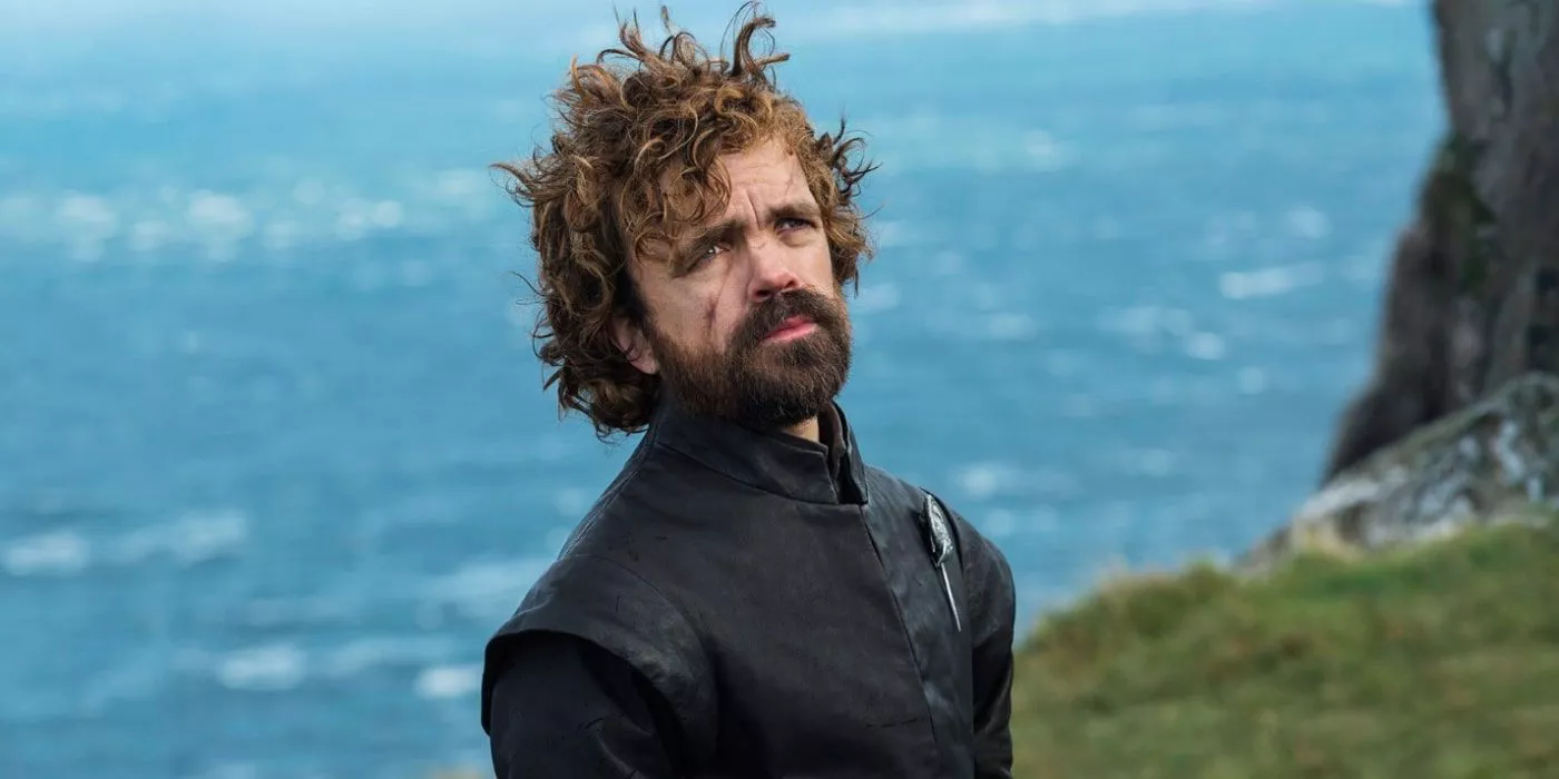 Tyrion Lannister (Peter Dinklage) de pie frente al mar en una imagen de Game of Thrones