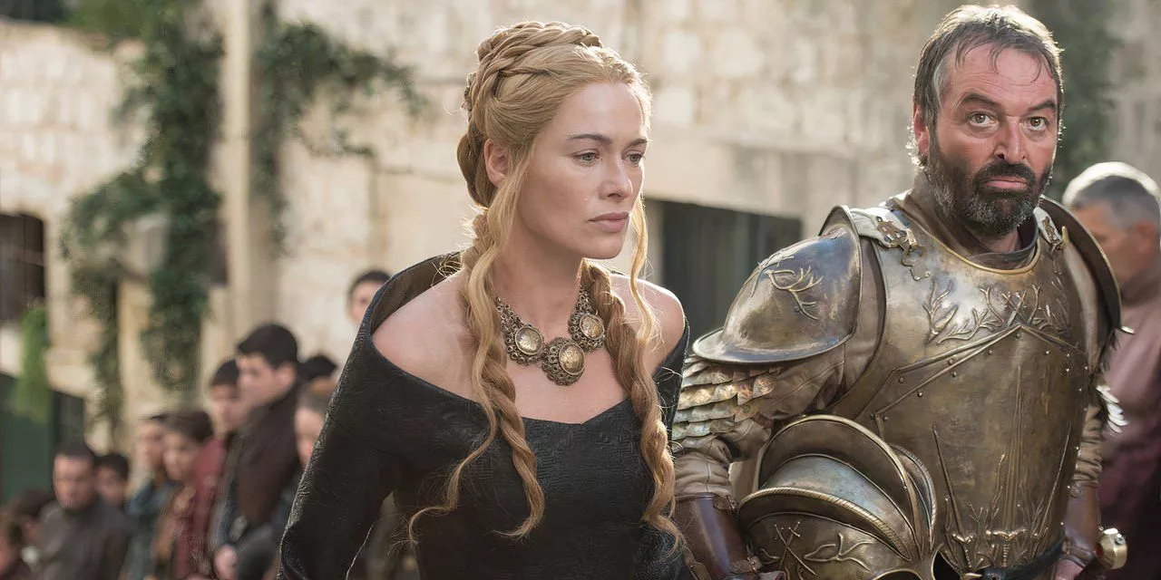 Ser Maryn acompaña a Cersei Lannister por las calles de King's Landing en Game of Thrones.