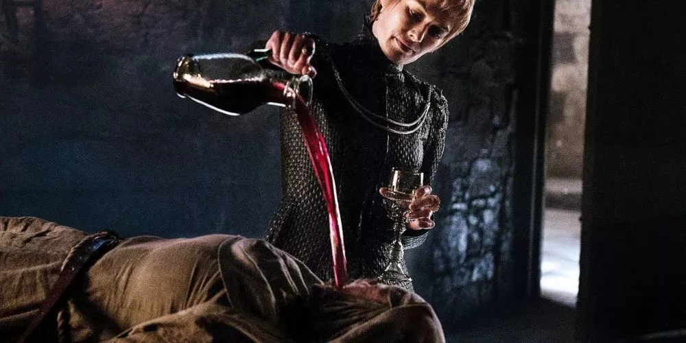 Cersei Lannister está ahogando a Septa Unella con vino en Game of Thrones