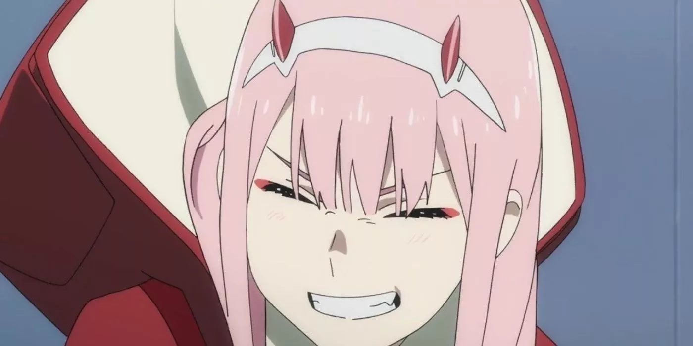 Zero Two sonríe en Darling in the Franxx.