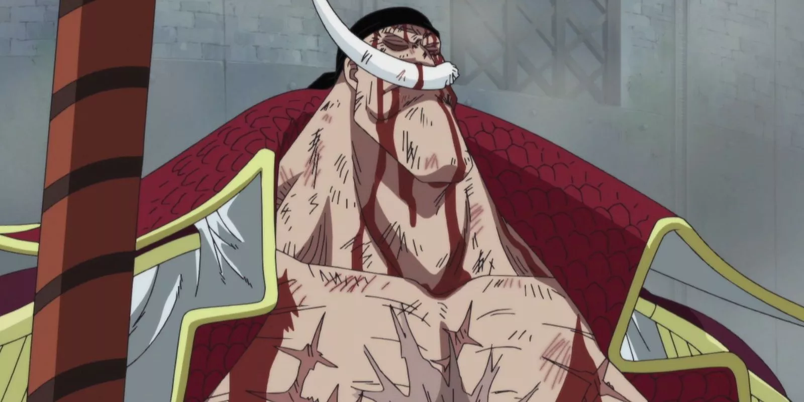 El capitán Whitebeard se encuentra con los ojos cerrados mientras la sangre gotea de su rostro durante el arco de Marineford de One Piece.