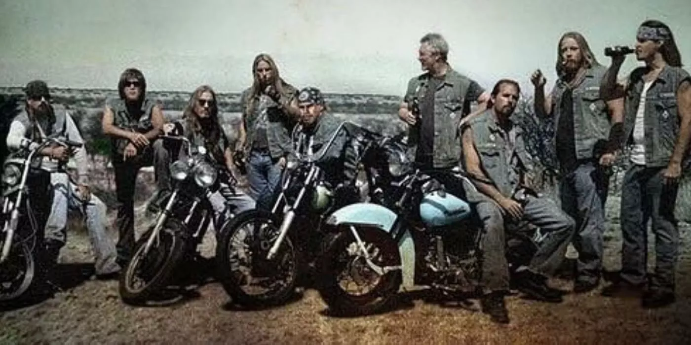 Los primeros 9 miembros se toman una foto en Sons of Anarchy.