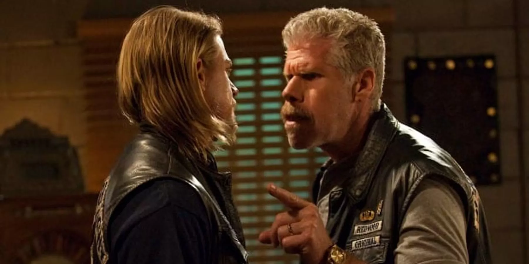 Clay le da una lección a Jax en Sons of Anarchy.