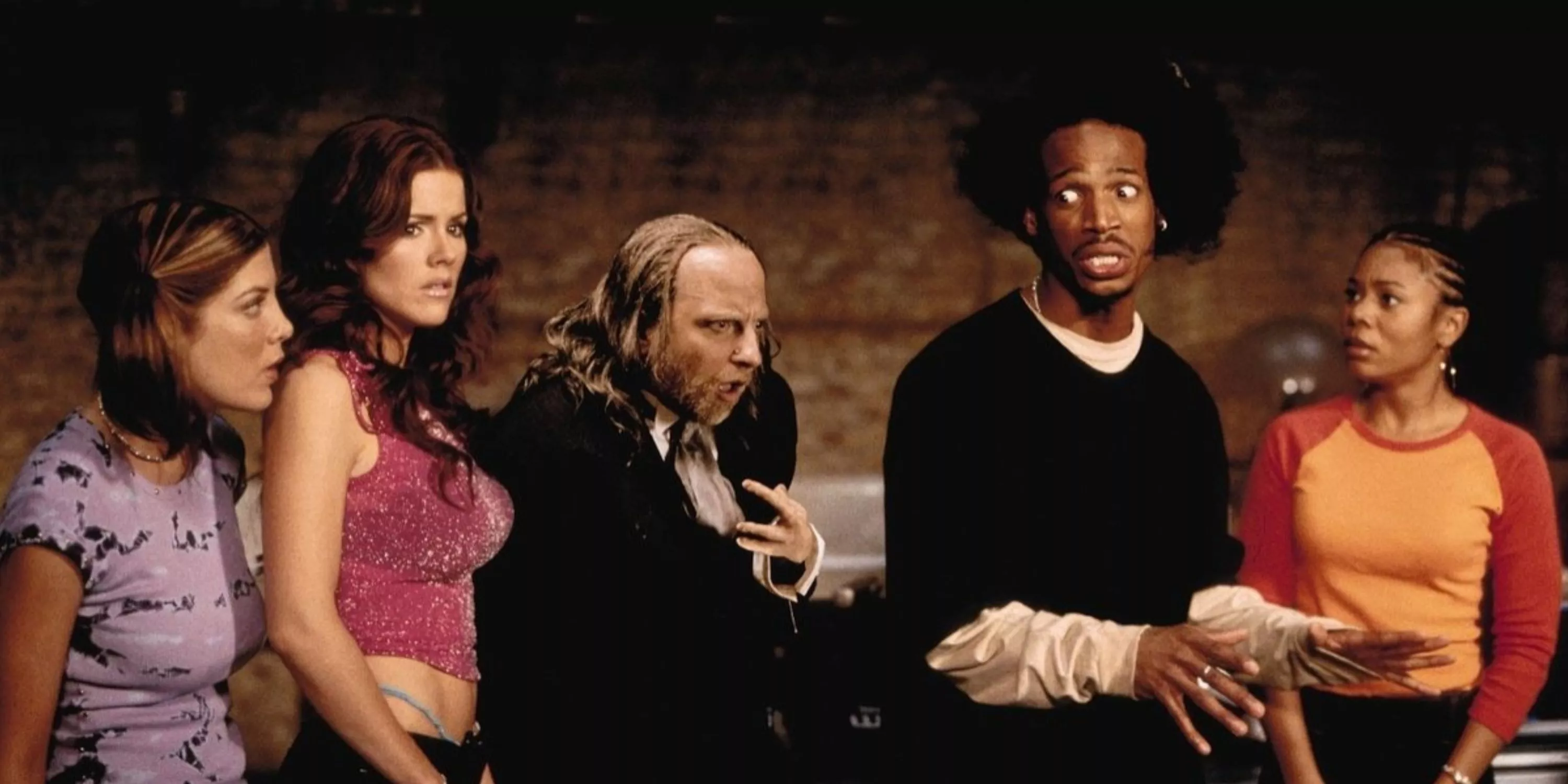 El elenco principal de Scary Movie 2 entra en una casa embrujada.