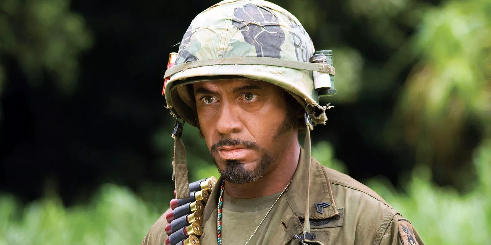 Kirk Lazarus mirando serio en Tropic Thunder